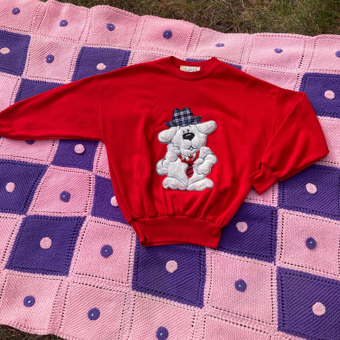 Vintage sweatshirt grandma 80s 90s dog white red fur raglan | S - M | soft 1990s Beanzie cute dog jingle bell