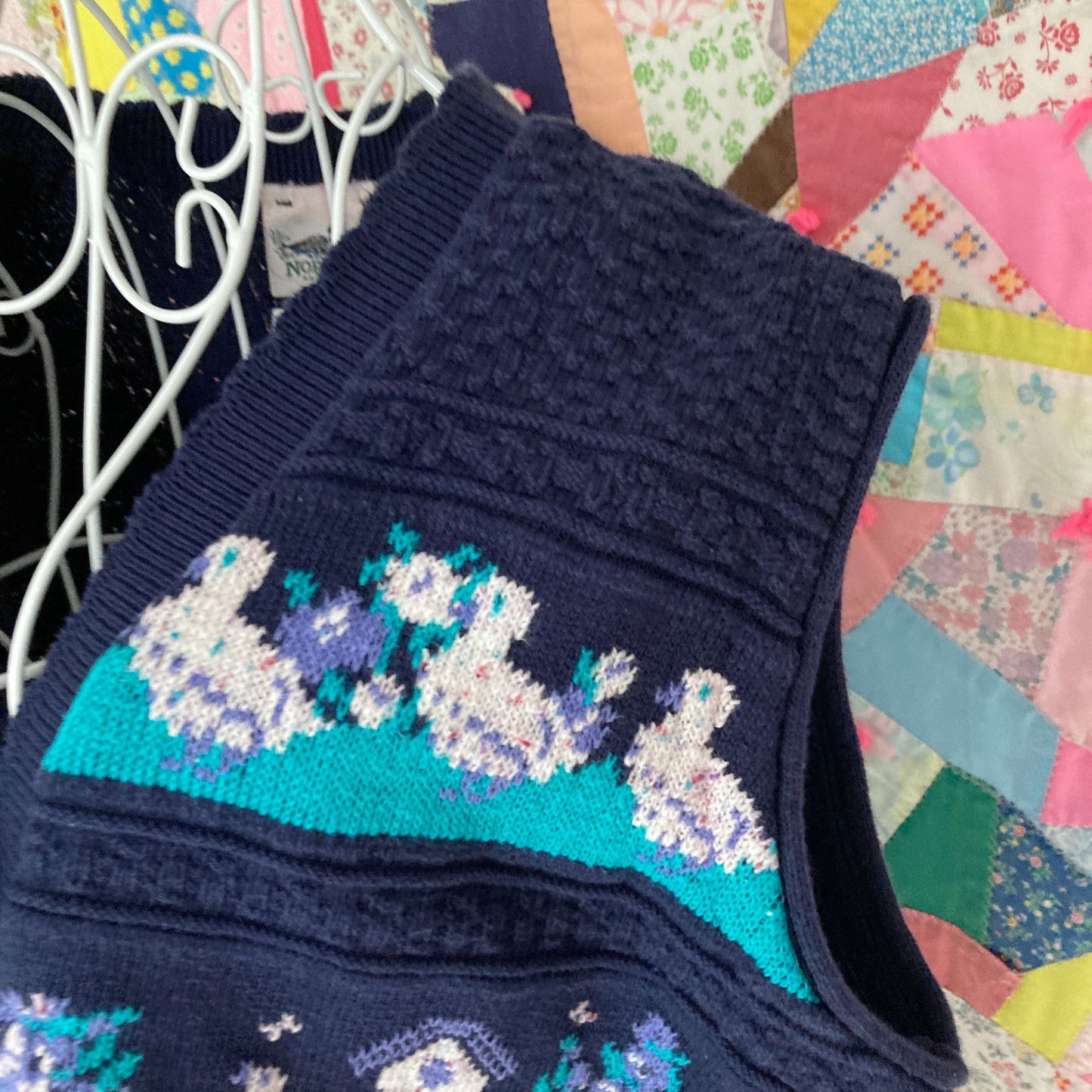 Vintage knit vest sweater bird duck garden | L-XL | grandma novelty 90s 1990s white blue floral birdhouse cottage heart Northern Reflections