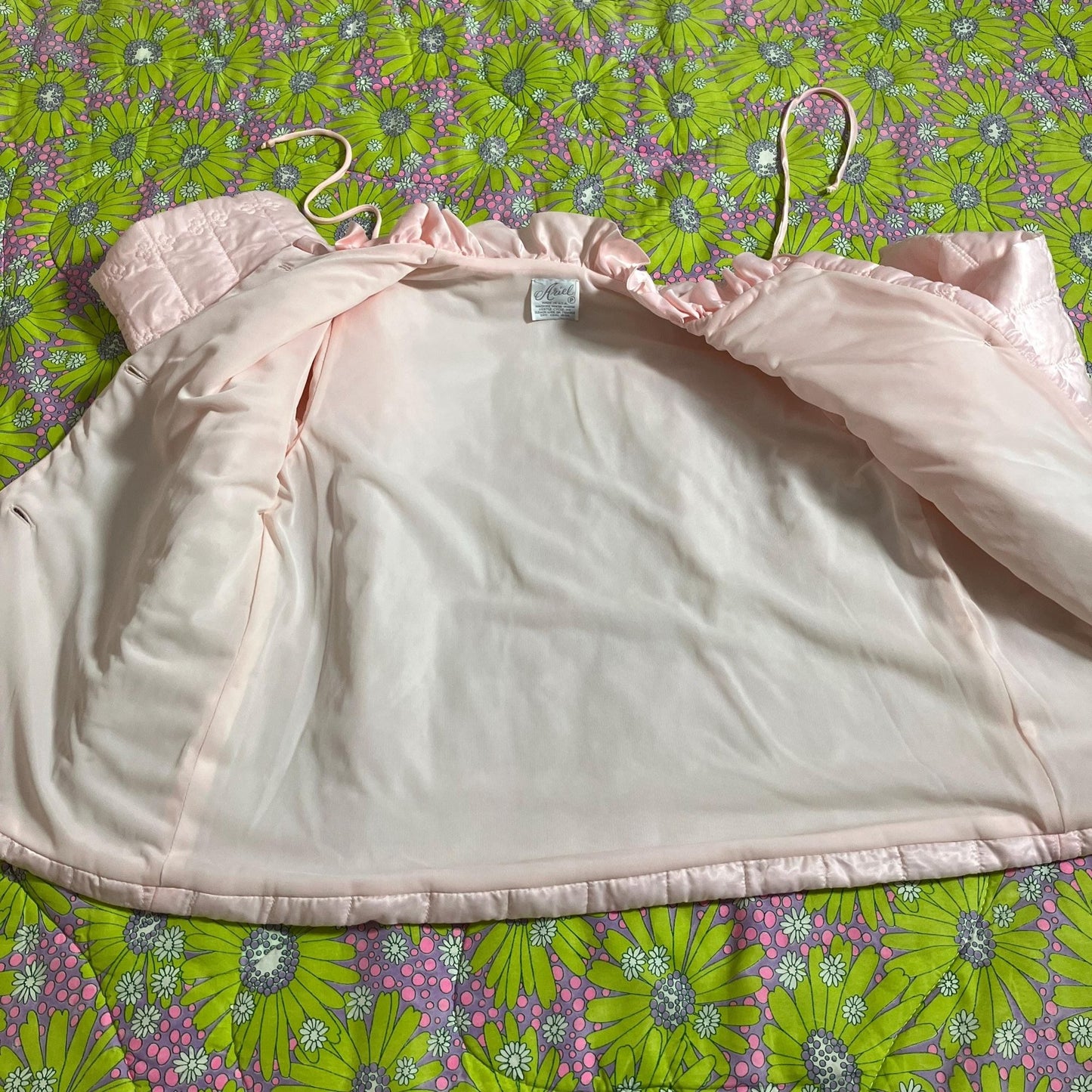 Vintage 50s 60s robe pastel pink reading jacket floral quilted front closure flowers ruffle Ariel