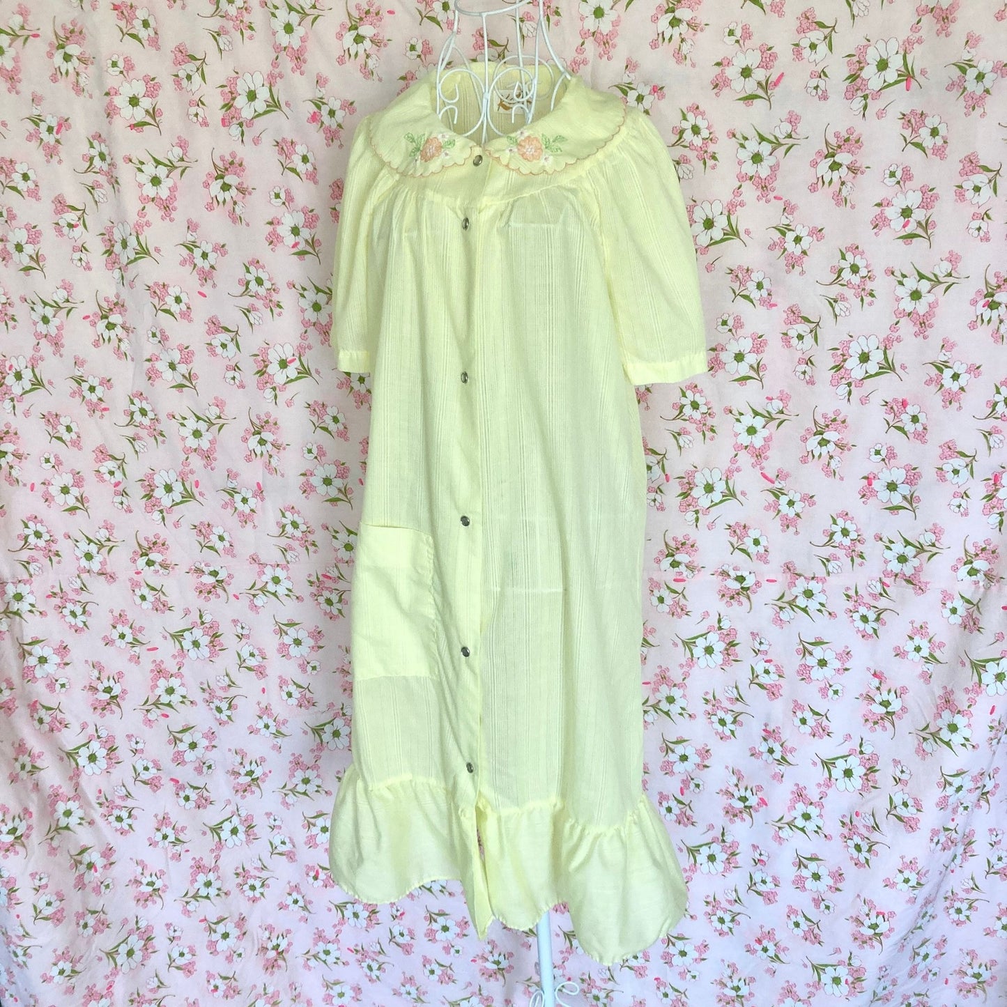 Vintage 70s house dress |S-M|pastel butter yellow short sleeve floral embroidered 1970s retro Katz