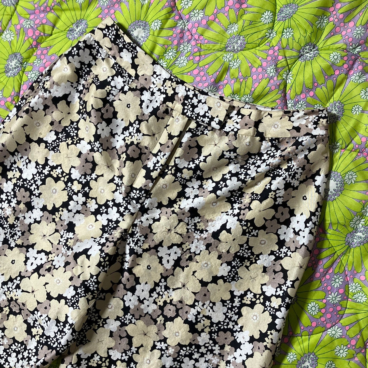 y2k vintage capri floral silk  00s does 60s 2000s L 30 in -31 in beige black silk August Silk