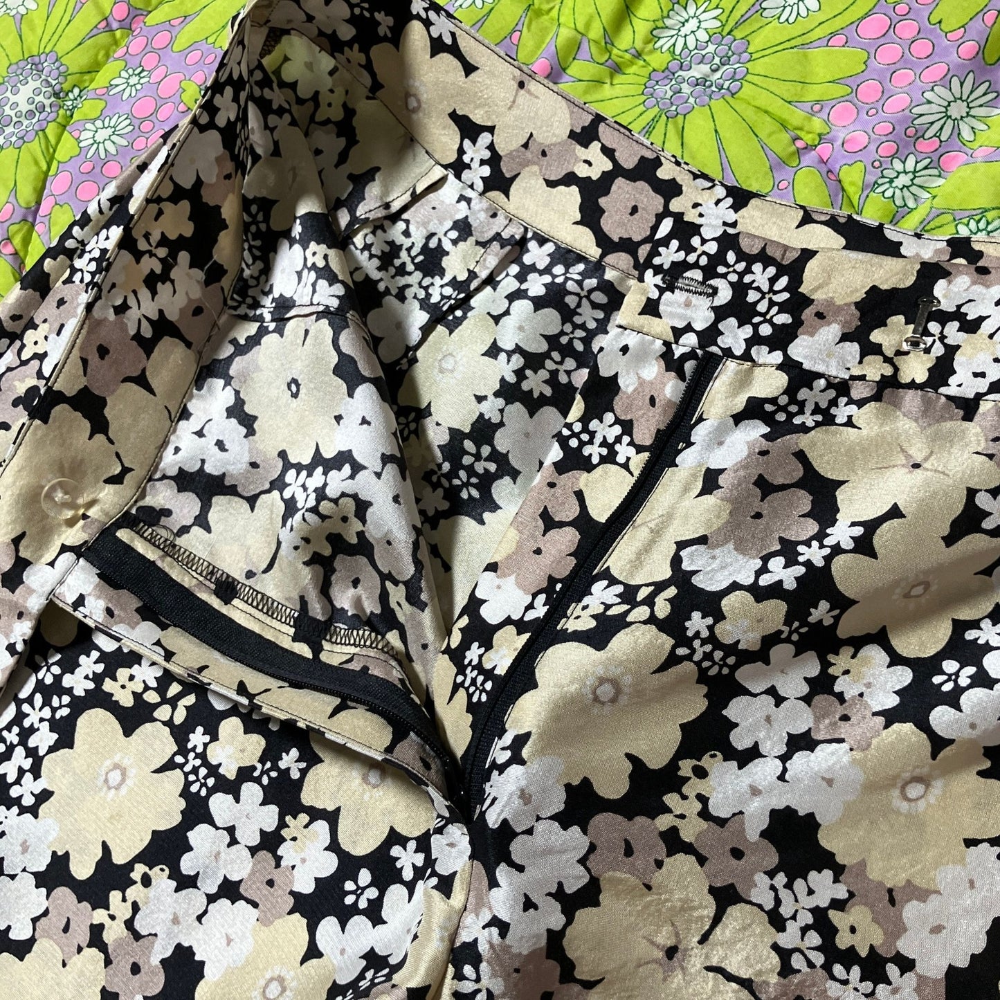 y2k vintage capri floral silk  00s does 60s 2000s L 30 in -31 in beige black silk August Silk