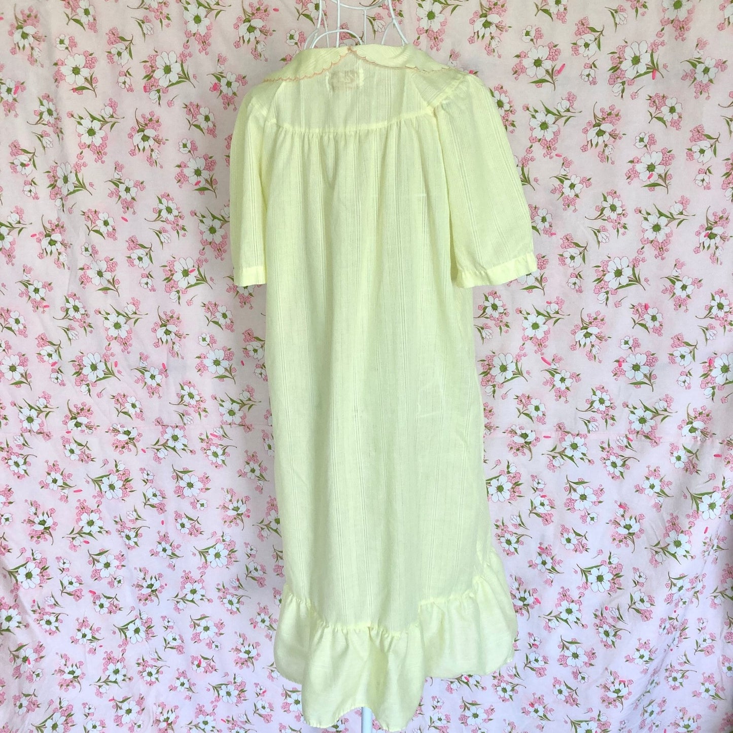 Vintage 70s house dress |S-M|pastel butter yellow short sleeve floral embroidered 1970s retro Katz