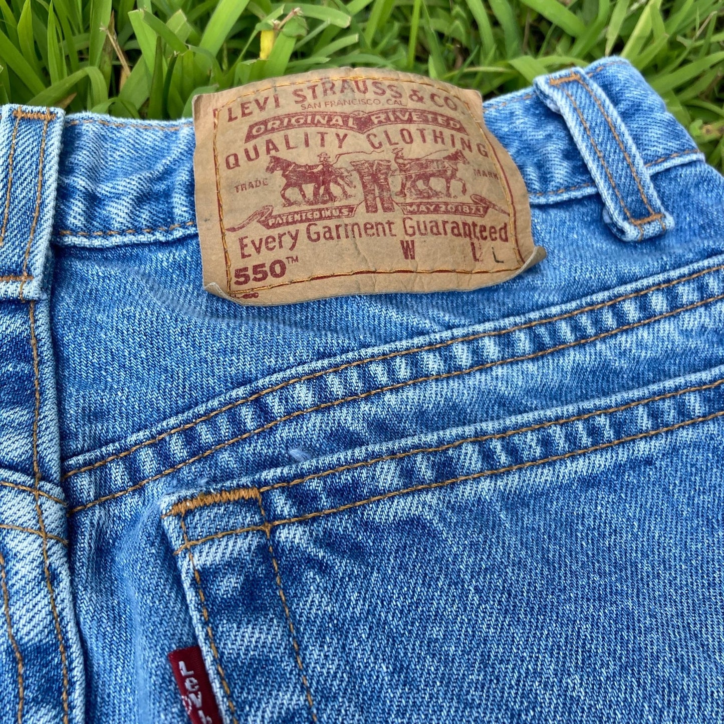 Levis 550 M 28  vintage vtg high rise waist mom jeans medium wash all cotton no stretch  90s 1990s reD tab