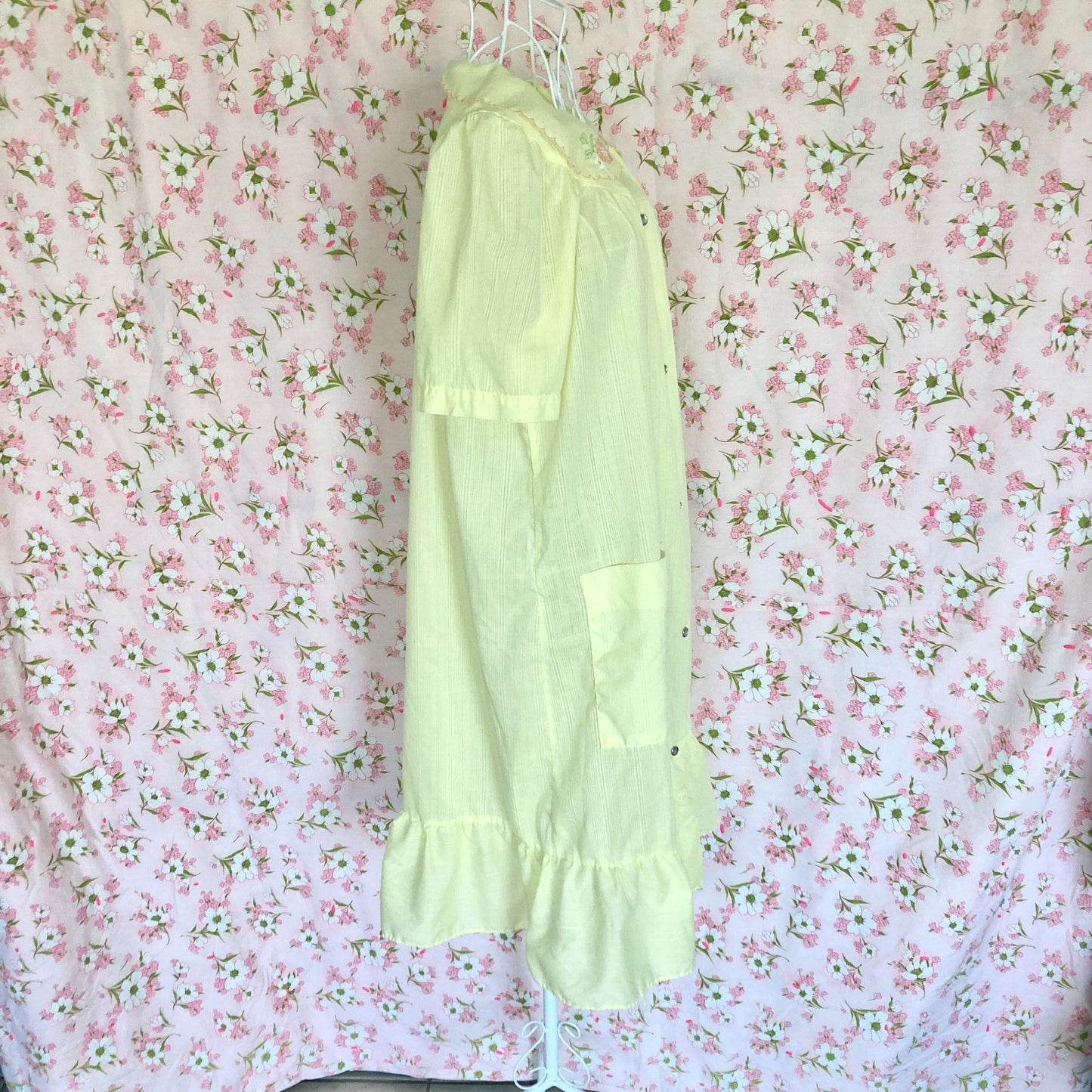 Vintage 70s house dress |S-M|pastel butter yellow short sleeve floral embroidered 1970s retro Katz