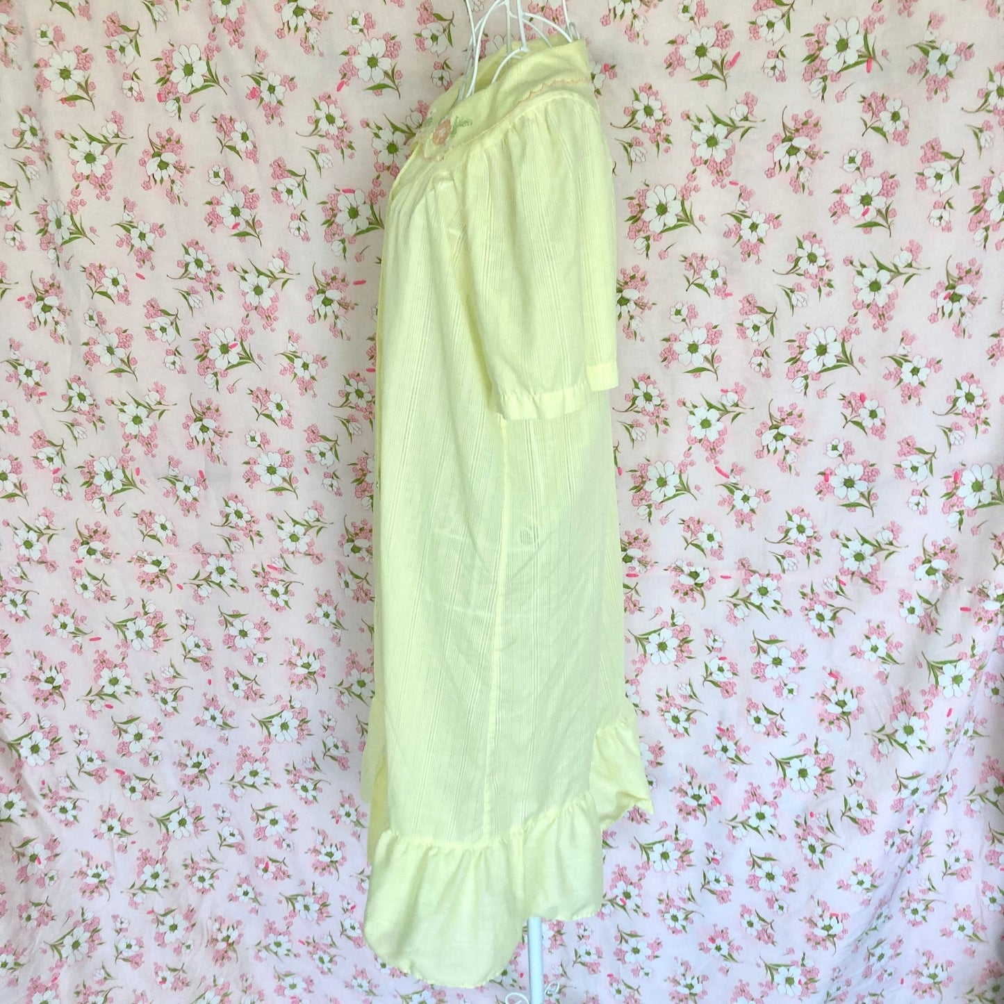 Vintage 70s house dress |S-M|pastel butter yellow short sleeve floral embroidered 1970s retro Katz