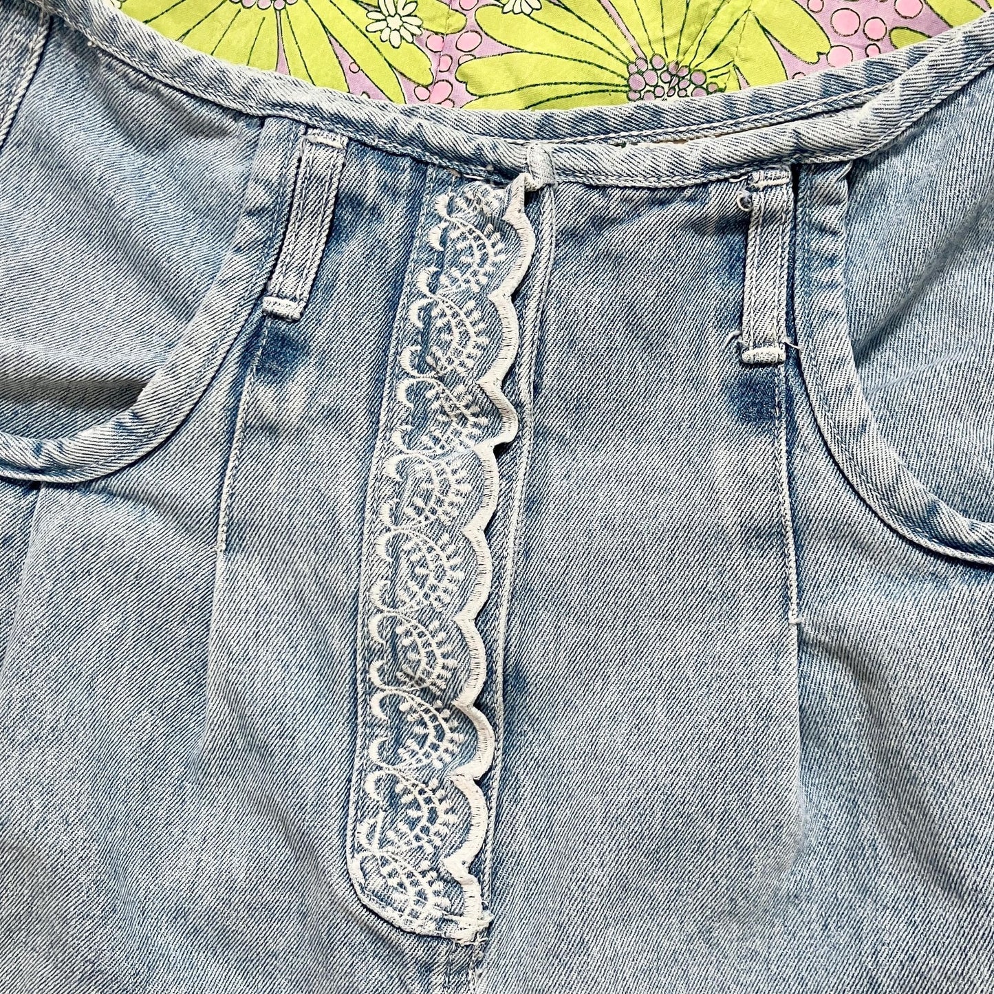 Vintage 90s 28 " - 29 " denim jean shorts high waist waisted 90s 1990s light wash embroidered trim Stefano pleated