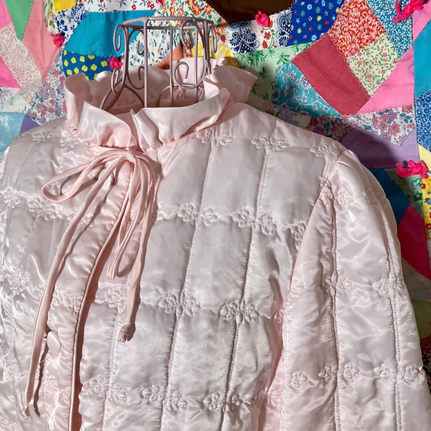 Vintage 50s 60s robe pastel pink reading jacket floral quilted  front closure flowers ruffle Ariel