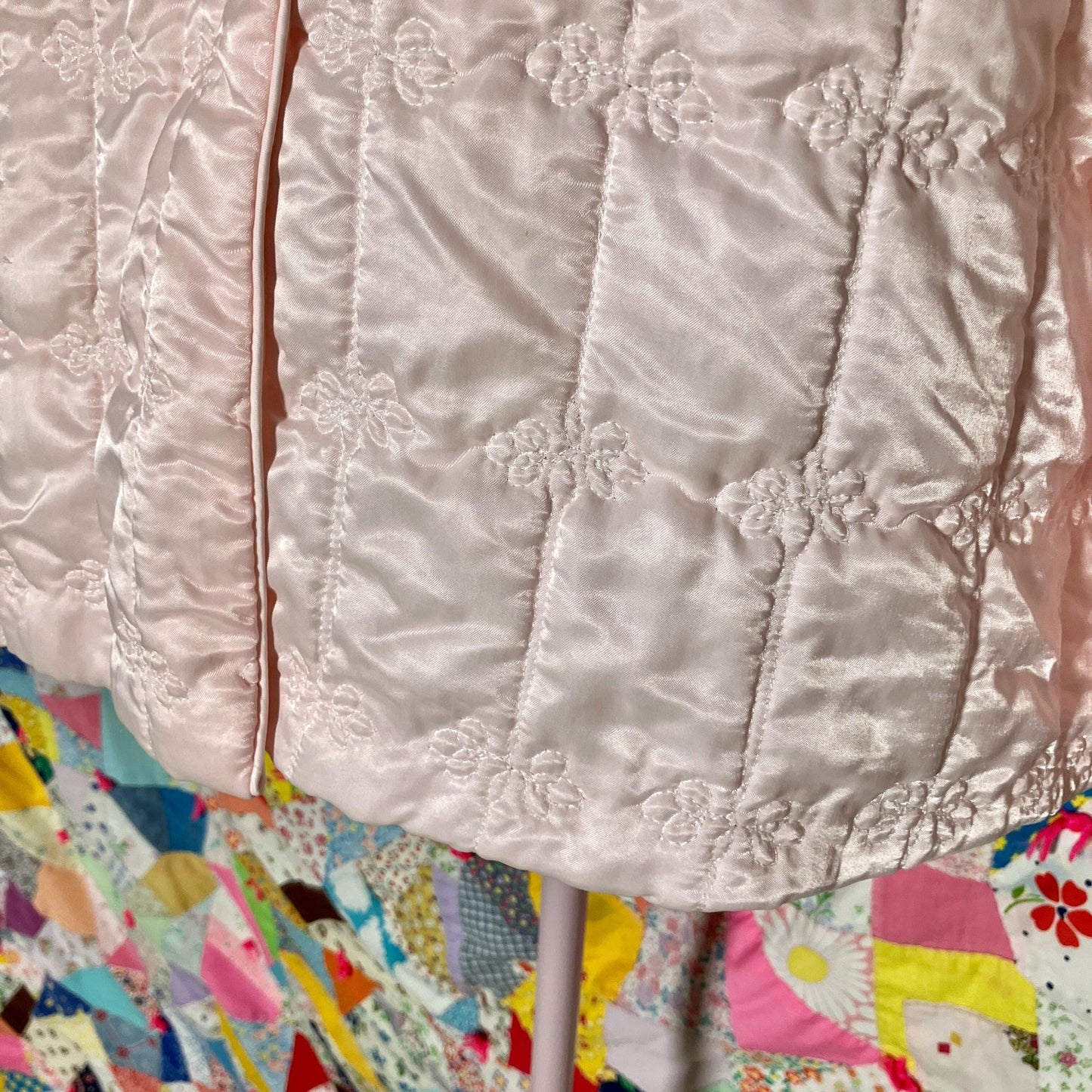 Vintage 50s 60s robe pastel pink reading jacket floral quilted  front closure flowers ruffle Ariel