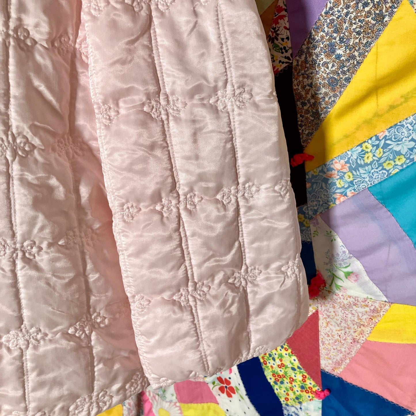 Vintage 50s 60s robe pastel pink reading jacket floral quilted  front closure flowers ruffle Ariel