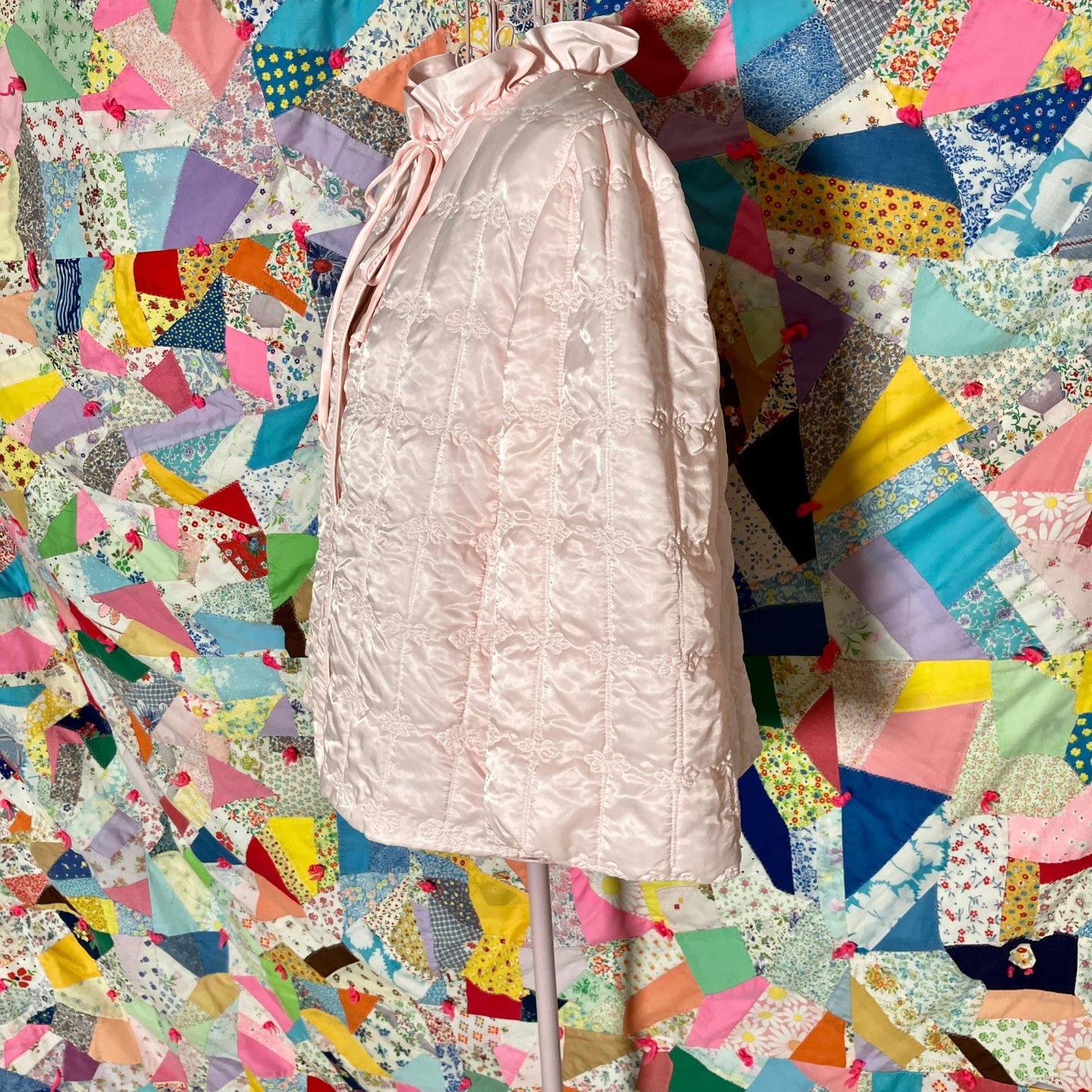 Vintage 50s 60s robe pastel pink reading jacket floral quilted  front closure flowers ruffle Ariel