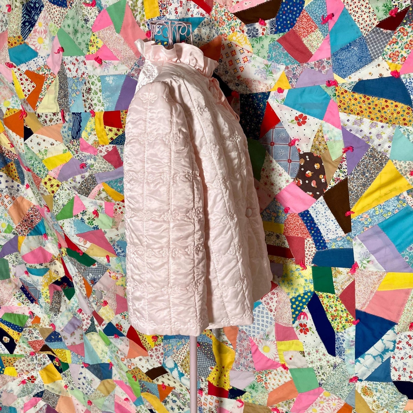 Vintage 50s 60s robe pastel pink reading jacket floral quilted  front closure flowers ruffle Ariel