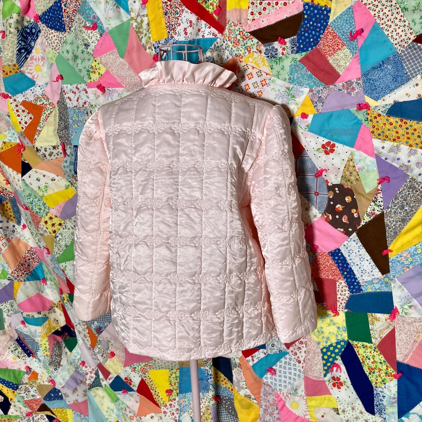 Vintage 50s 60s robe pastel pink reading jacket floral quilted  front closure flowers ruffle Ariel