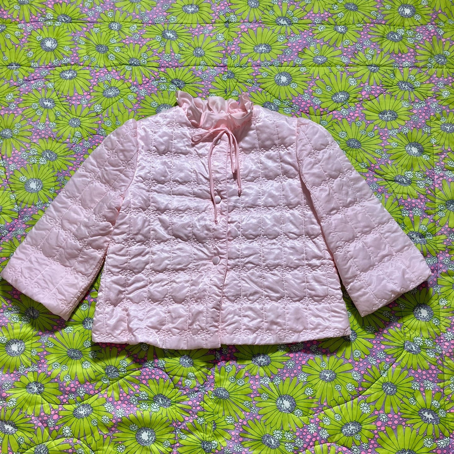 Vintage 50s 60s robe pastel pink reading jacket floral quilted  front closure flowers ruffle Ariel